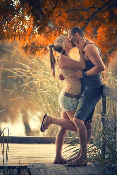 Pareja en el parque de otoño — Foto de Stock