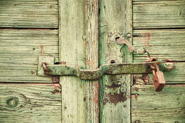 Vergrendelde houten deur — Stockfoto