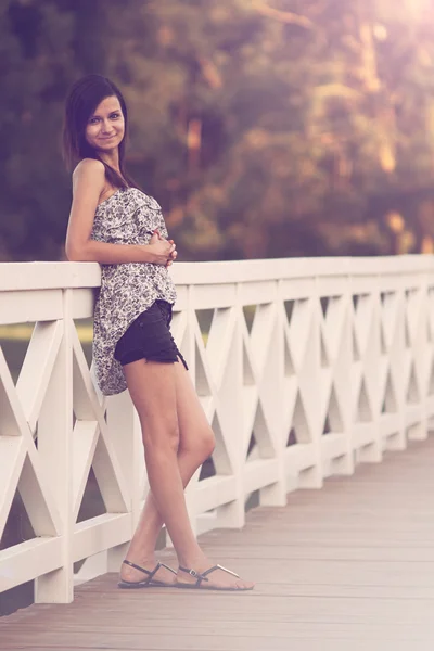 Usmívající se dívka na mostě — Stock fotografie