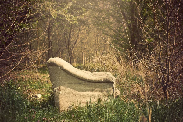 Altes Sofa im Freien — Stockfoto