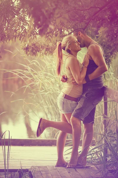 Jovem casal no parque — Fotografia de Stock