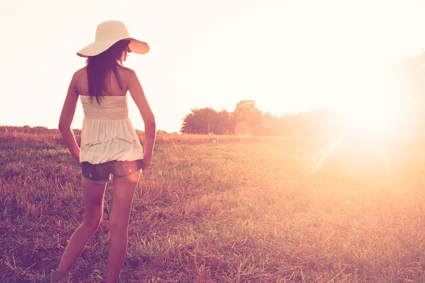 Chica en el prado con sombrero —  Fotos de Stock