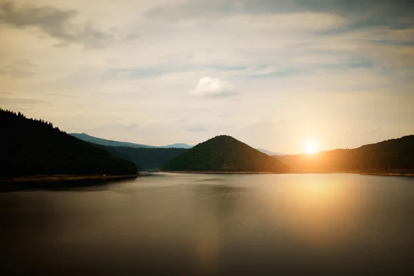 Gün batımında dağ gölü — Stok fotoğraf