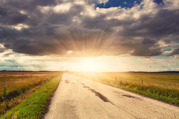 Strada in un campo verde — Foto Stock