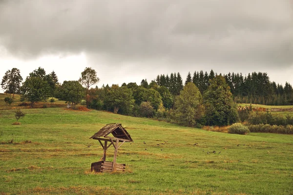 Alter Brunnen auf dem Feld — Stockfoto