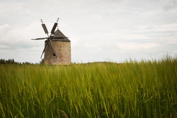 Alte Windmühle auf dem Feld — Stockfoto