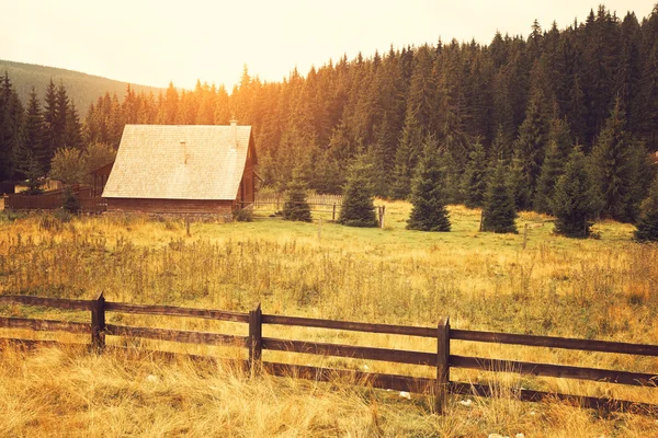 Cabine no campo e céu nublado — Fotografia de Stock