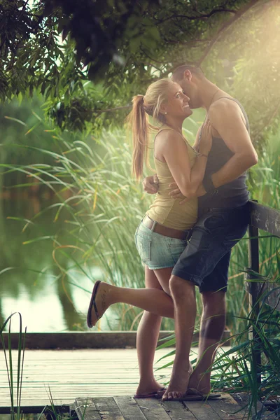 Homem e mulher beijando — Fotografia de Stock