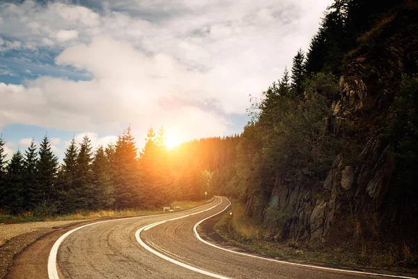 Gün batımında dağ yolu — Stok fotoğraf