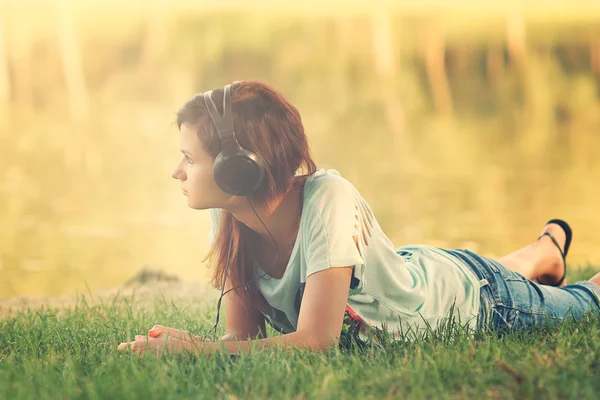 여자는 음악을 듣는 다 — 스톡 사진
