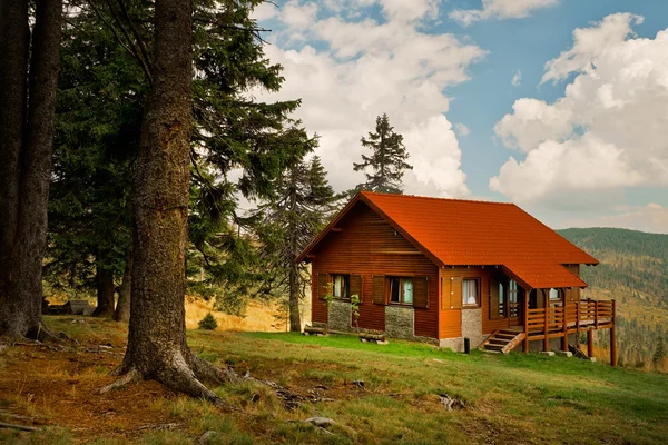 Dřevěný dům v horách — Stock fotografie