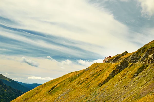 Haus auf dem Gipfel des Berges — Stockfoto