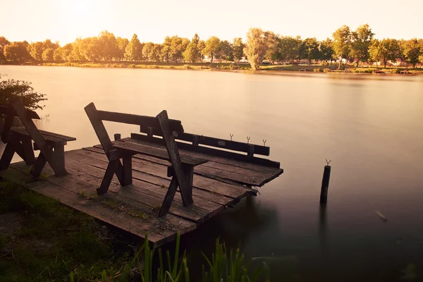 湖の近くの桟橋の椅子 — ストック写真
