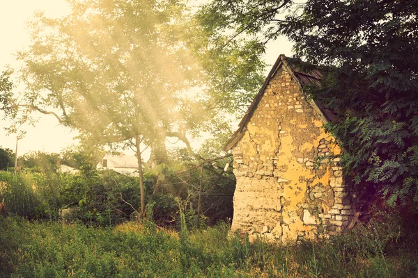 Casa de tijolo velho — Fotografia de Stock