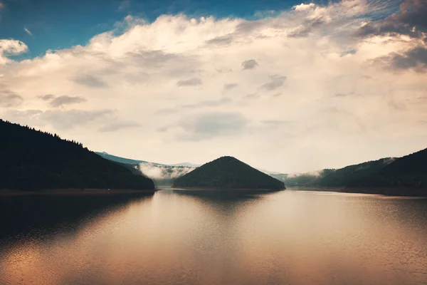 Bergmeer bij zonsondergang — Stockfoto