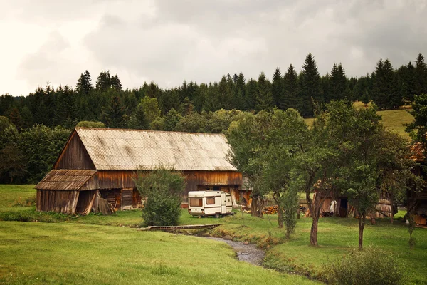 Деревянный дом и грозовые тучи — стоковое фото