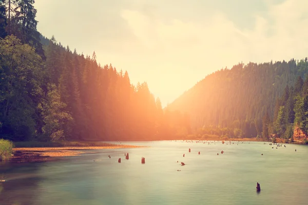 Lac de montagne avec coucher de soleil — Photo