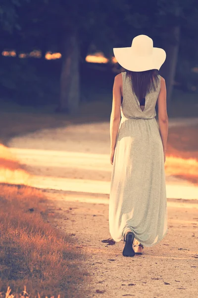 Woman in white hat — Stock Photo, Image