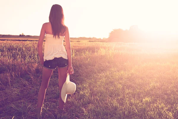 女孩戴着帽子的草地上 — 图库照片