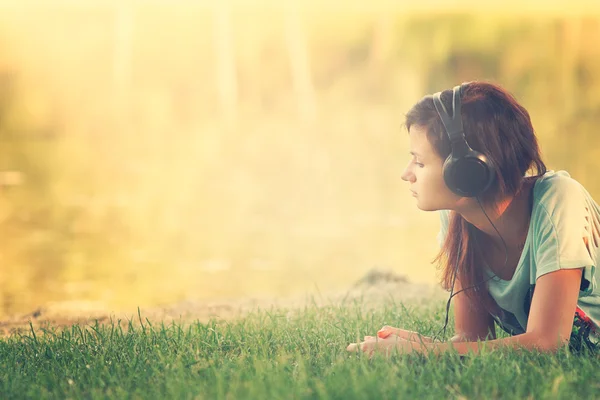 Mulher ouvir a música — Fotografia de Stock