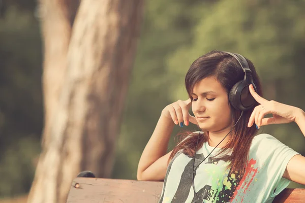 Woman listen to the music — Stock Photo, Image