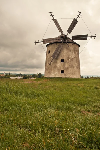 Alte Windmühle auf dem Feld — Stockfoto