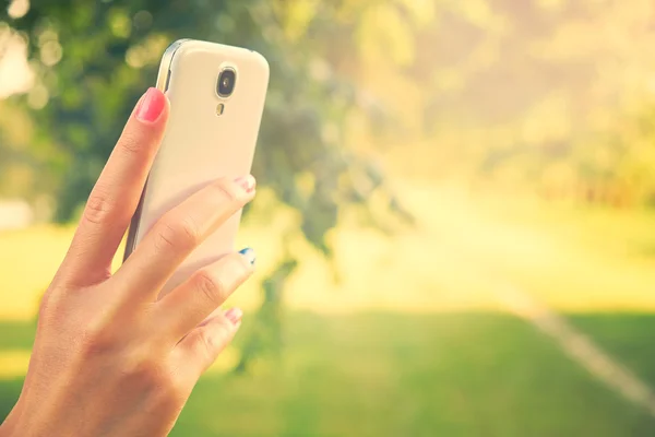 Teléfono móvil en las manos — Foto de Stock