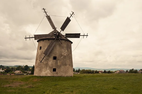 Alte Windmühle auf dem Feld — Stockfoto