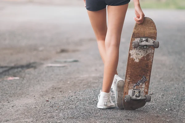 Hermosa chica patinadora Imágenes de stock libres de derechos