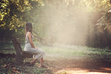 Parkta oturan kadın.