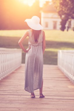 Bayan Beyaz şapkalı