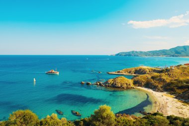 deniz ve mavi gökyüzü