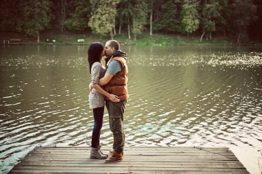 İki ahşap bir iskele içinde