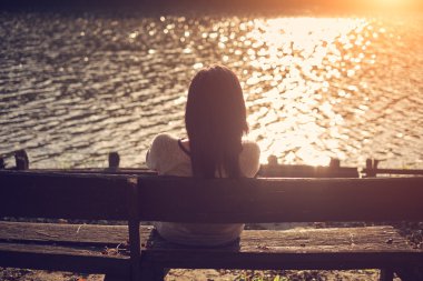 Bankta oturan kadın