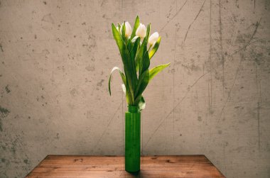 Yeşil şişe içinde beyaz laleler