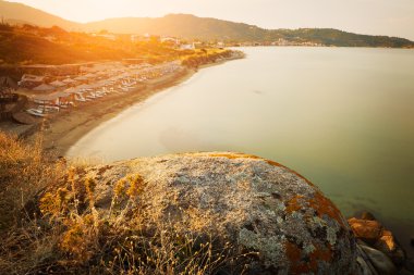 Gün batımı ışınları içinde tropikal kıyı şeridi