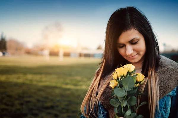 Rosas amarillas en el parque — Foto de Stock