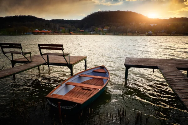 Barca sul lago vicino al molo — Foto Stock