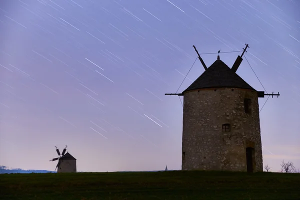 Steinwindmühle bei Nacht — Stockfoto