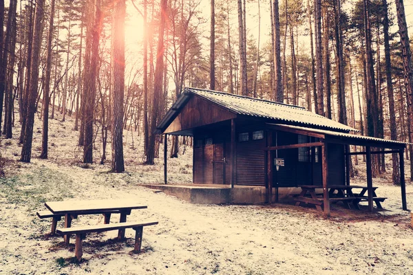 Woodhouse in winter forest — Stockfoto