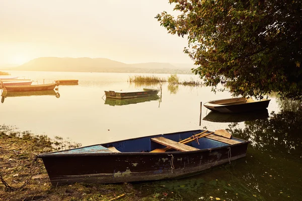 Gölde ahşap kayıklar — Stok fotoğraf