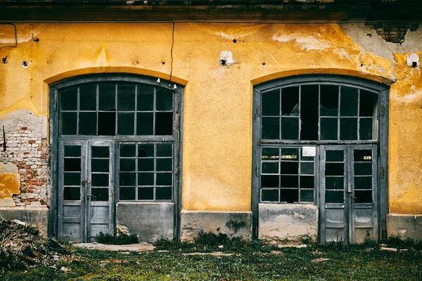 Opuszczony stary garaż — Zdjęcie stockowe