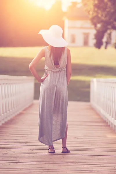 Lady in white hat — Stock Photo, Image