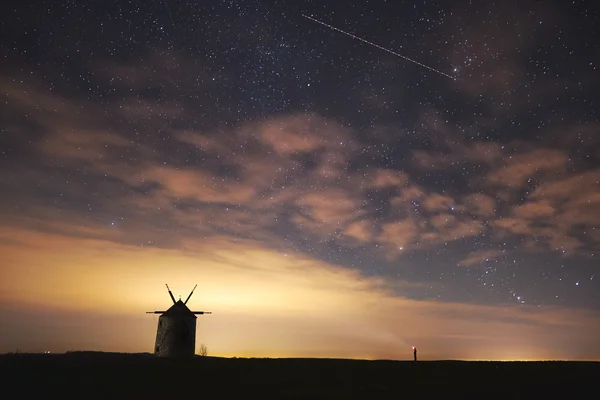 Moara de vânt pe timp de noapte cu oameni — Fotografie, imagine de stoc