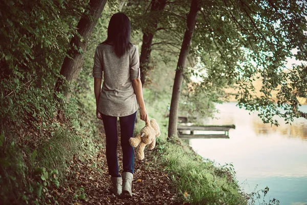 Urso e menina na floresta — Fotografia de Stock