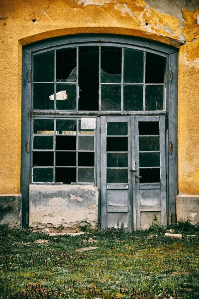 Abandoned old garage — Stock Photo, Image