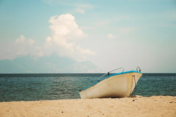 Bateau sur le rivage sur fond de ciel — Photo