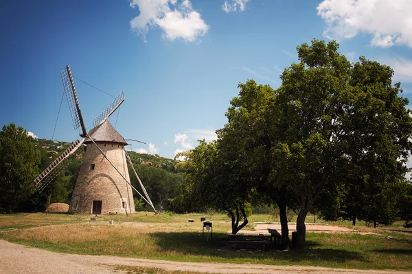 Alte Windmühle im Park — Stockfoto