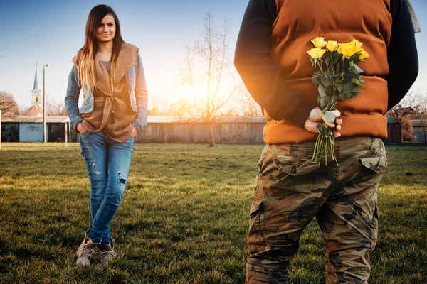 Homem segurando flores amarelas — Fotografia de Stock