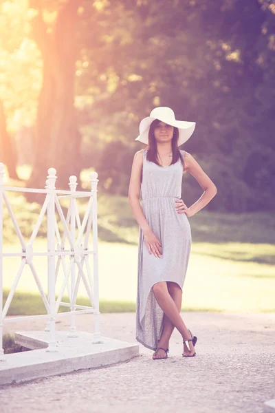 여자 착용 백색 모자 — 스톡 사진